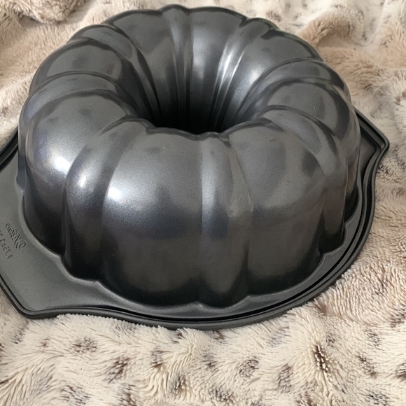 Wilton Bundt Cake Pan 9.75 in x 3.38 in - Picture 4 of 5
